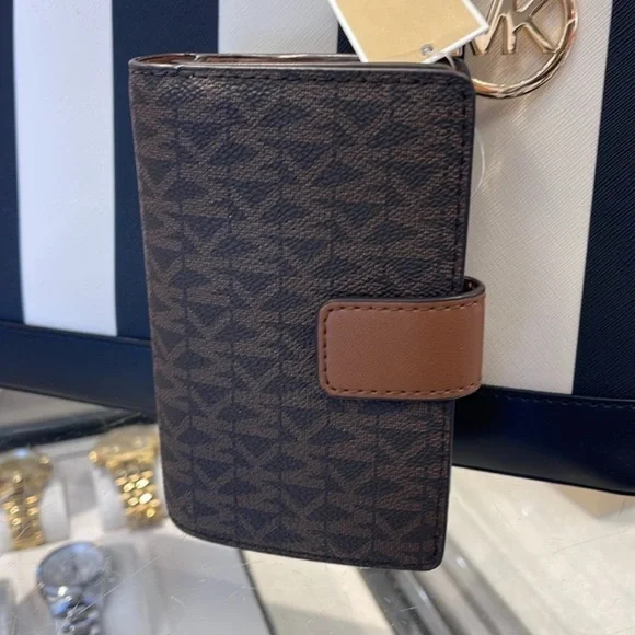 MICHAEL KORS
Jet Set Travel Md Bifold Zip Signature Logo Wallet 
Brown Sign
NWT - Picture 12 of 12
